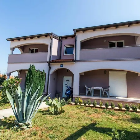 Moderne In Mit Garten Und Grill Apartment